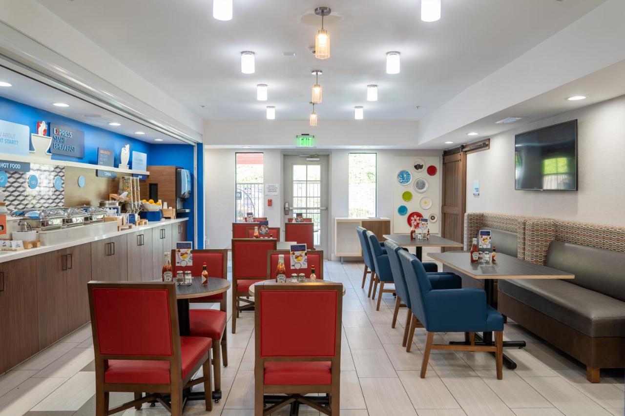 Holiday Inn Express & Suites - Lake Forest, An Ihg Hotel Zewnętrze zdjęcie